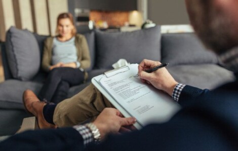 Rapport w hipnoterapii: Jak zbudować więź terapeutyczną, która przynosi efekty