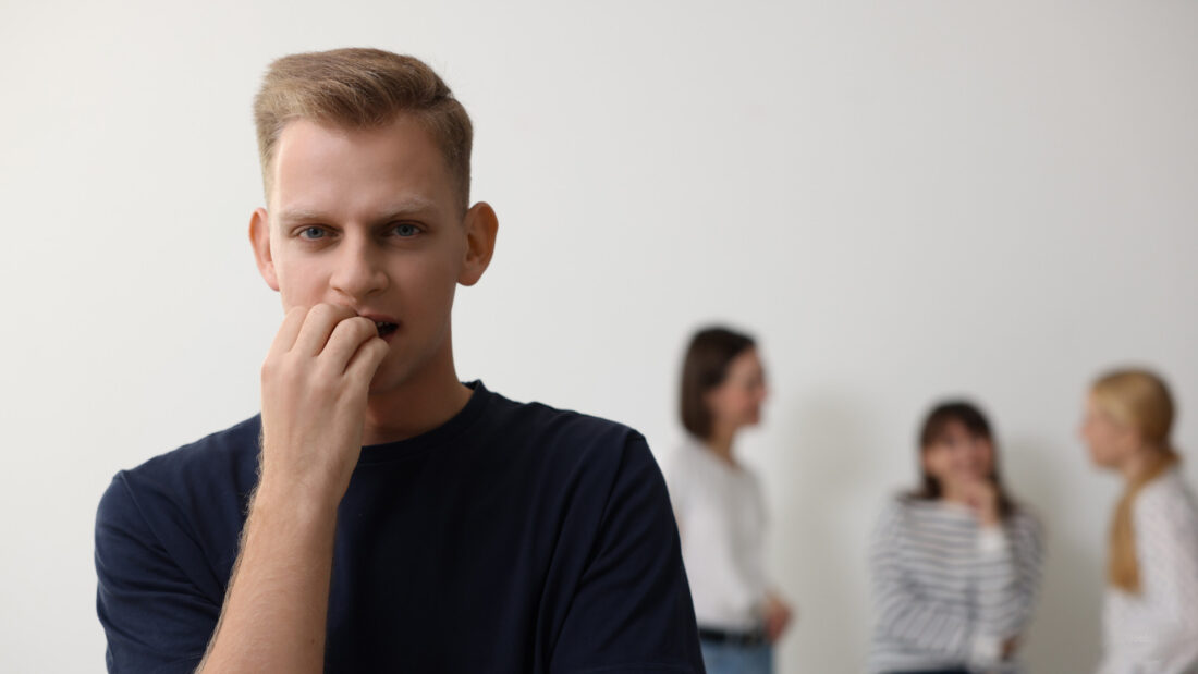 Mężczyzna reaguje napięciem w sytuacji społecznej z udziałem kobiet – obraz gynofobii