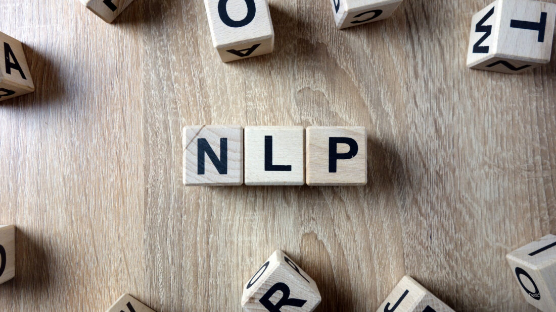 Programowanie neurolingwistyczne NLP zapisane na drewnianych klockach
