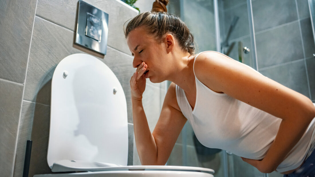 Emetofobia – kobieta odczuwająca silny lęk przed wymiotowaniem w łazience
